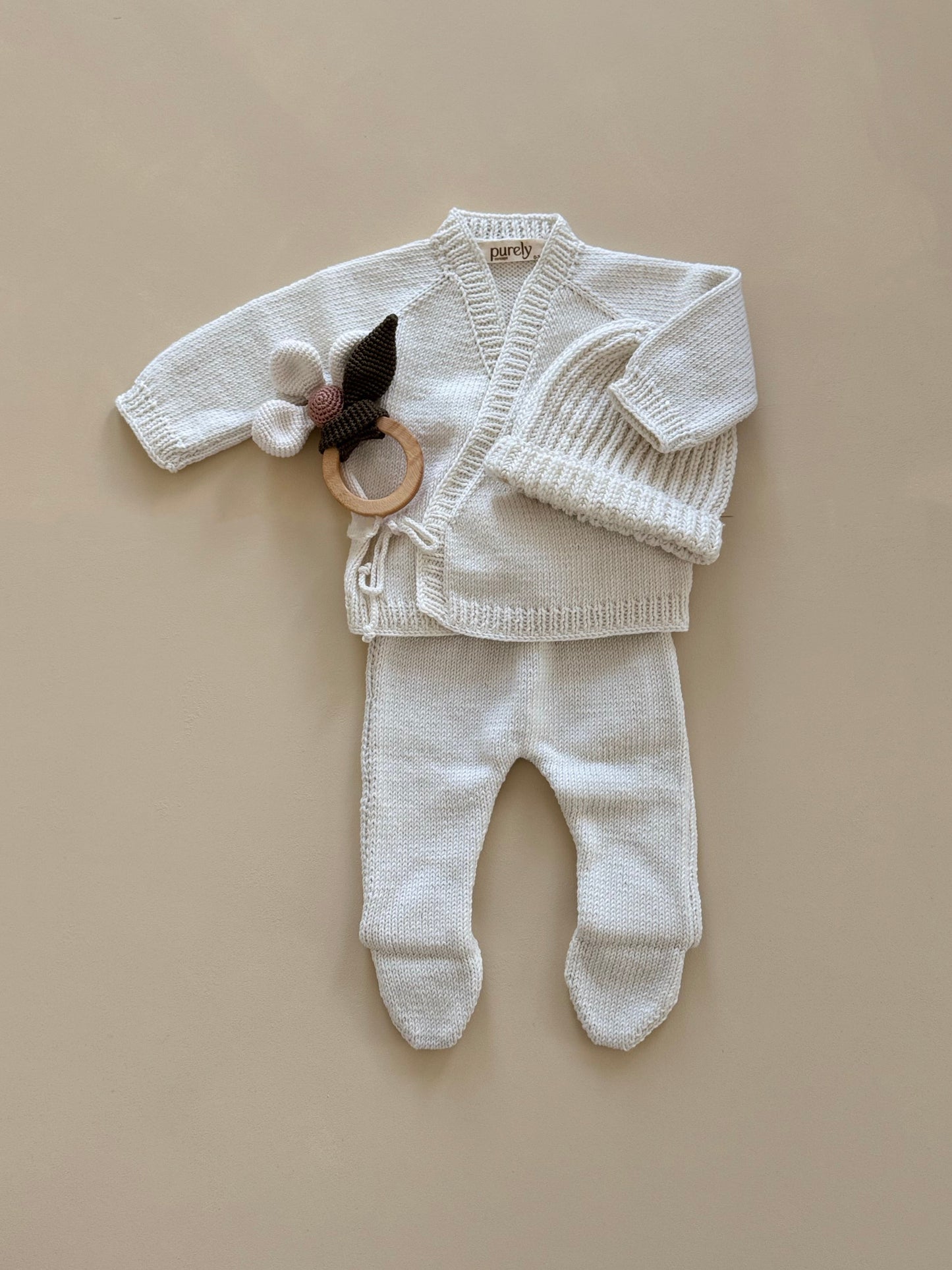 Knitted newborn set made of organic cotton