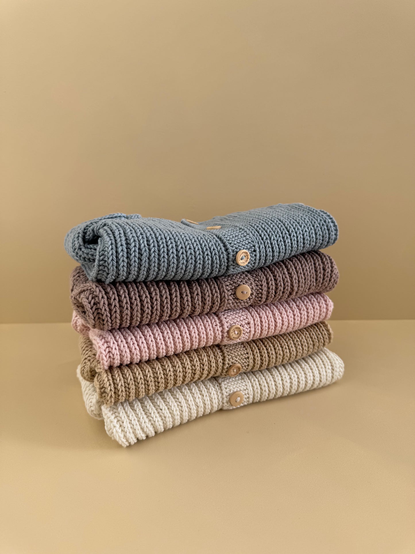 Knitted cardigan with buttons in organic cotton - Beige