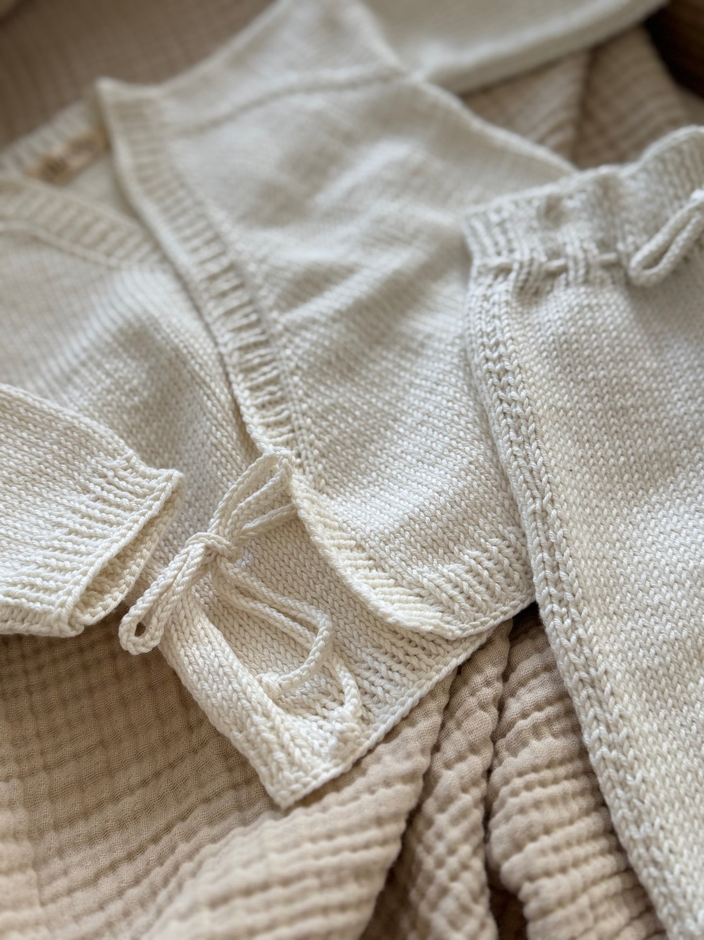 Gebreid newborn setje van biologisch katoen