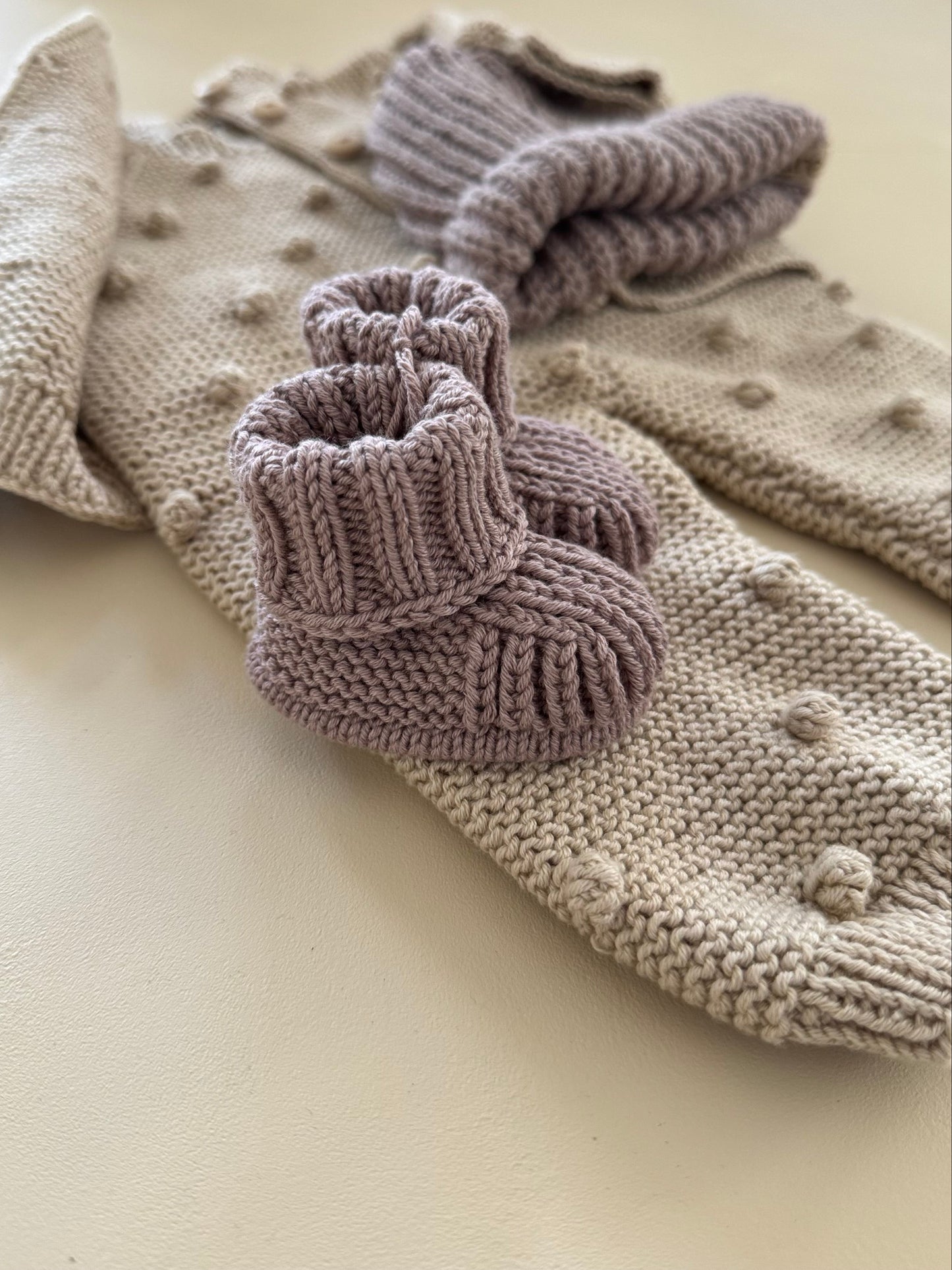 Gebreide babyslofjes van biologisch katoen - Bruin