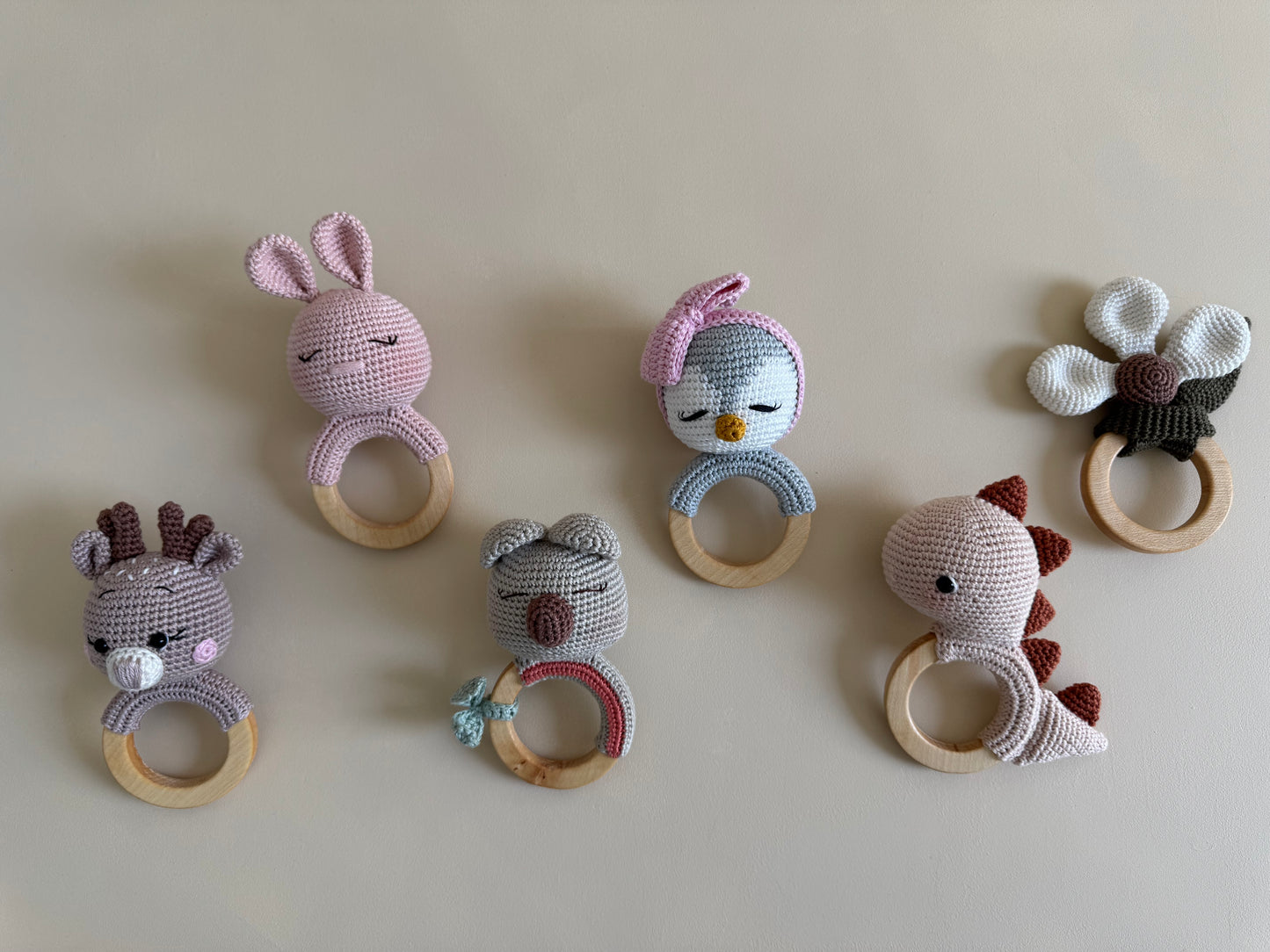 Handgemaakt rammelaar met bijtring - Dinosaur