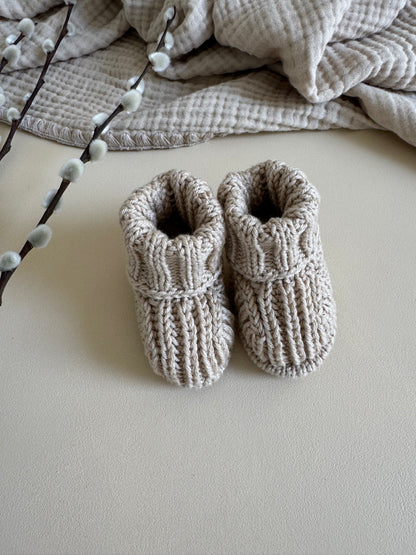 Gebreide babyslofjes van biologisch katoen - Beige