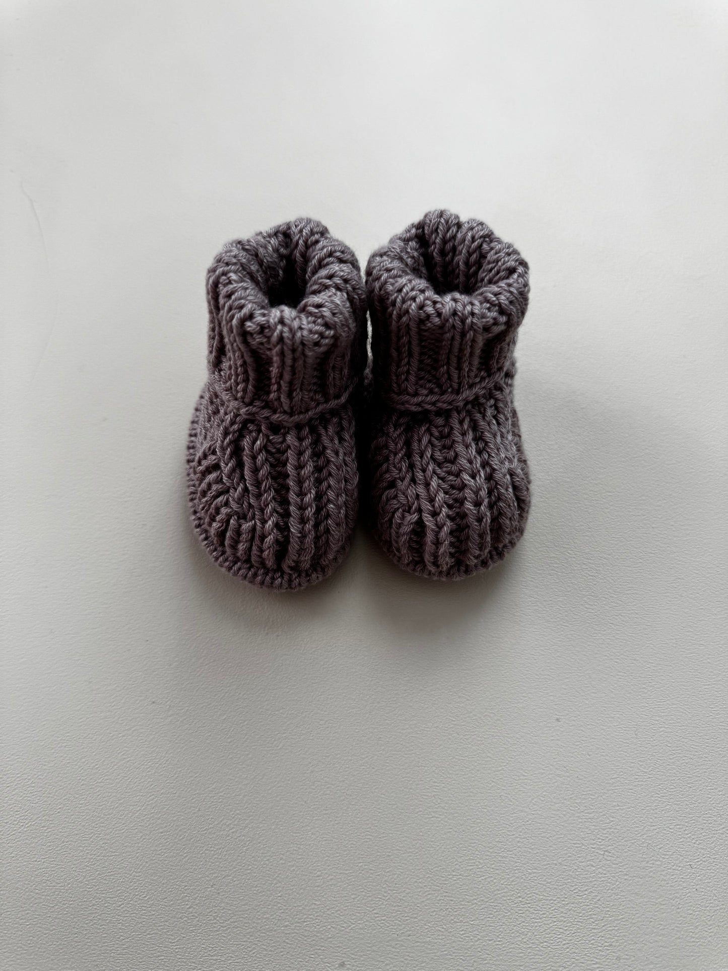 Gebreide babyslofjes van biologisch katoen - Bruin