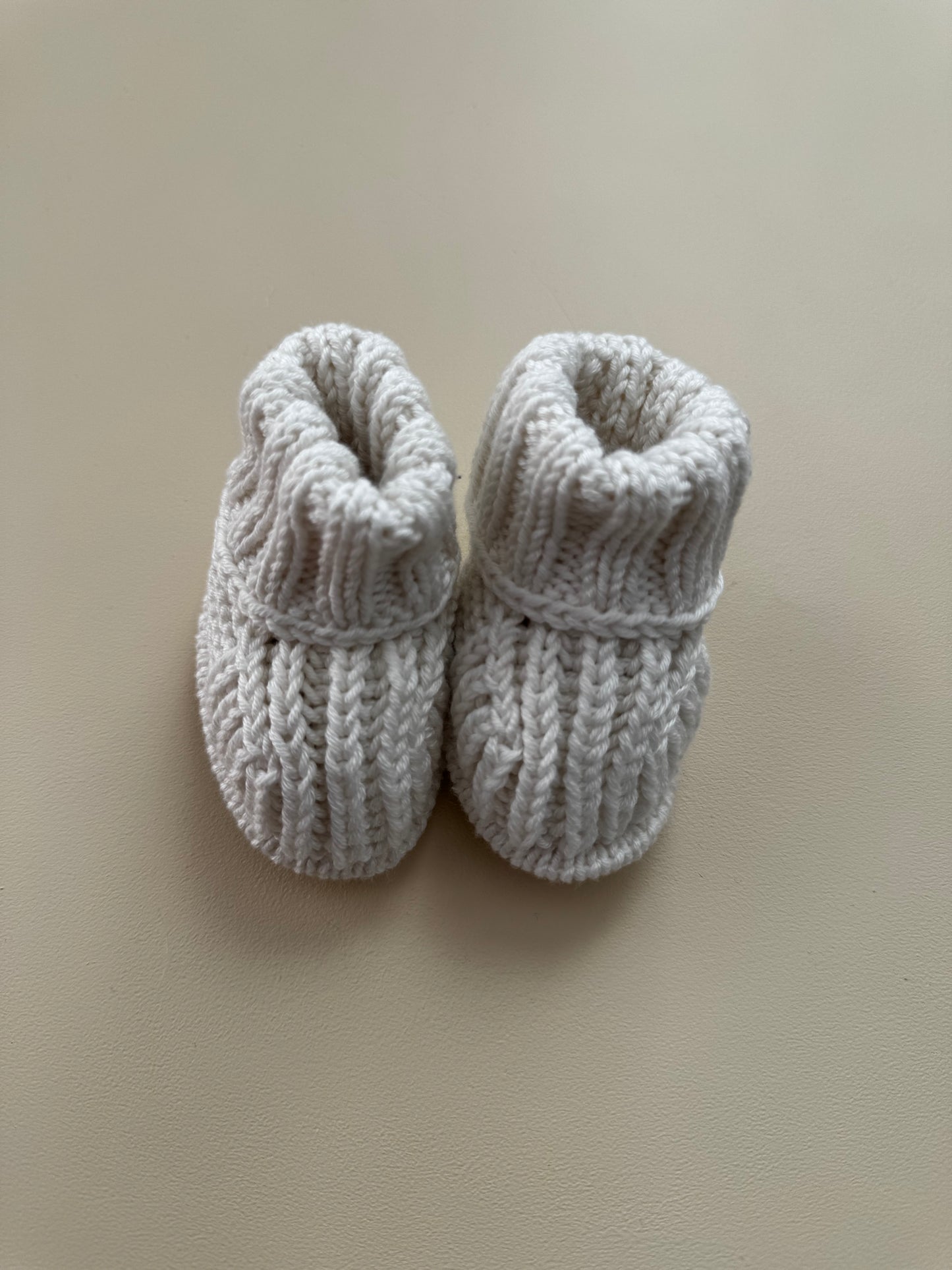 Gebreide babyslofjes van biologisch katoen - Créme