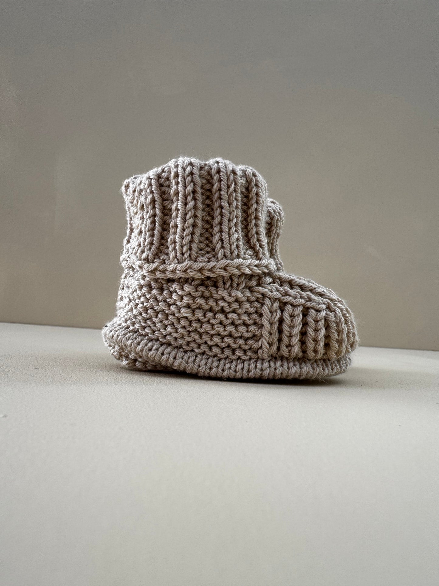 Gebreide babyslofjes van biologisch katoen - Beige