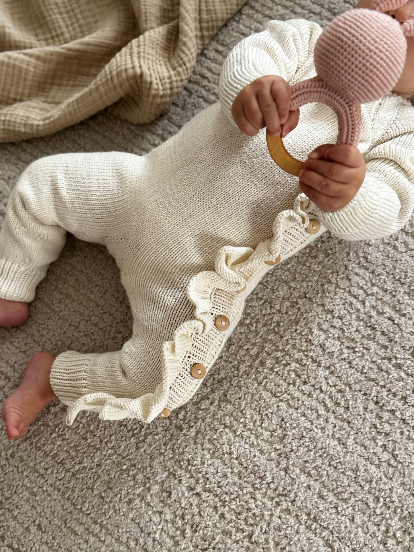 Ruffled romper made of organic cotton