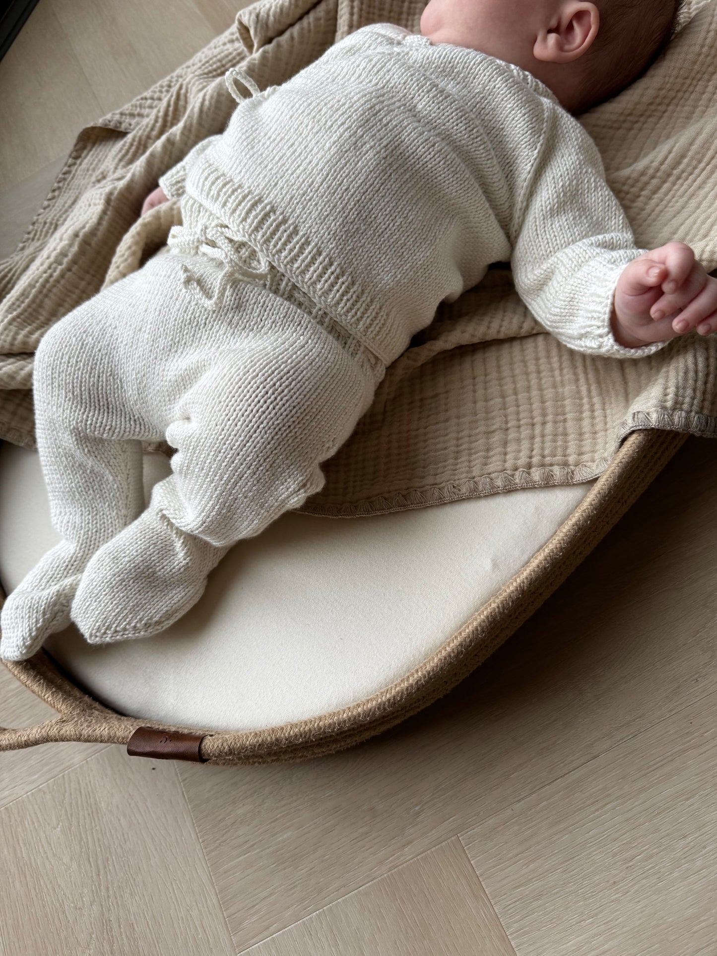 Knitted newborn set made of organic cotton